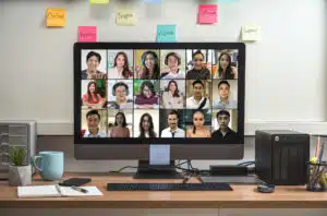 Participants engagés dans une classe virtuelle en visioconférence, illustrant une formation à l’animation pédagogique à distance
